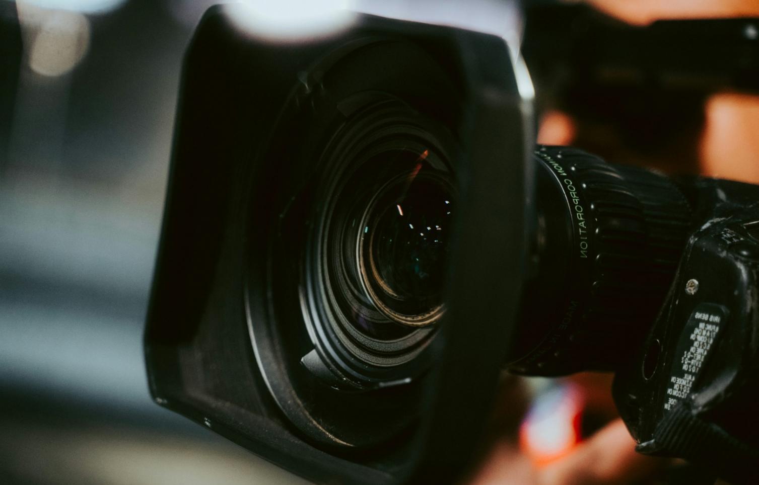 Configuration de studio de montage avec matériel professionnel et interface logicielle