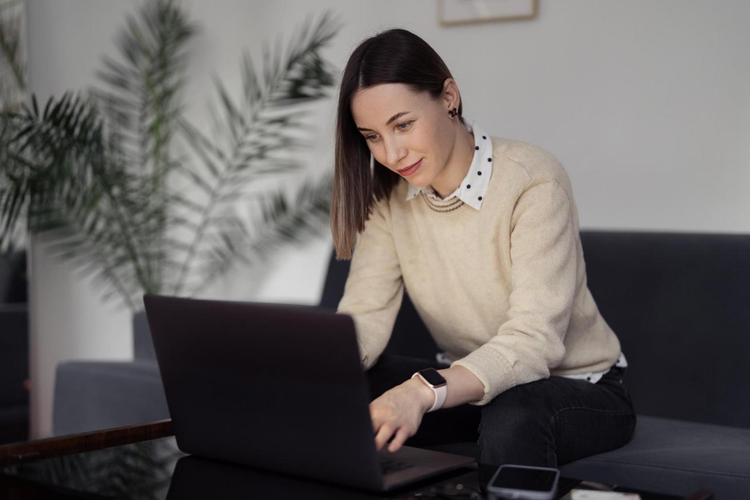 Interface de logiciel de montage vidéo professionnel avec timeline et outils