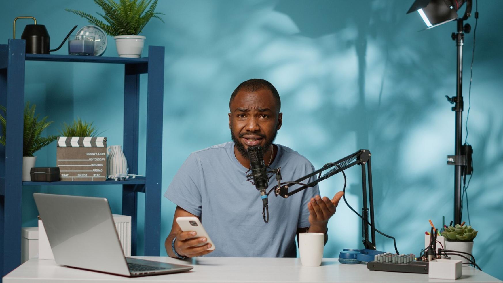 Espace de travail de montage vidéo avec écrans multiples et équipement professionnel